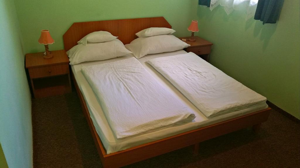 Bed and Breakfast Fuezi Panzio Шопрон Экстерьер фото